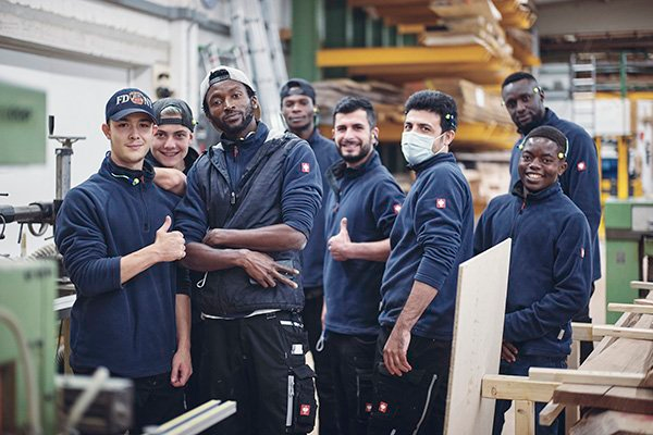 Team der [p3]-Werkstatt in Freiburg in der Holzwerkstatt beim Bau mobiler Küchenmodule