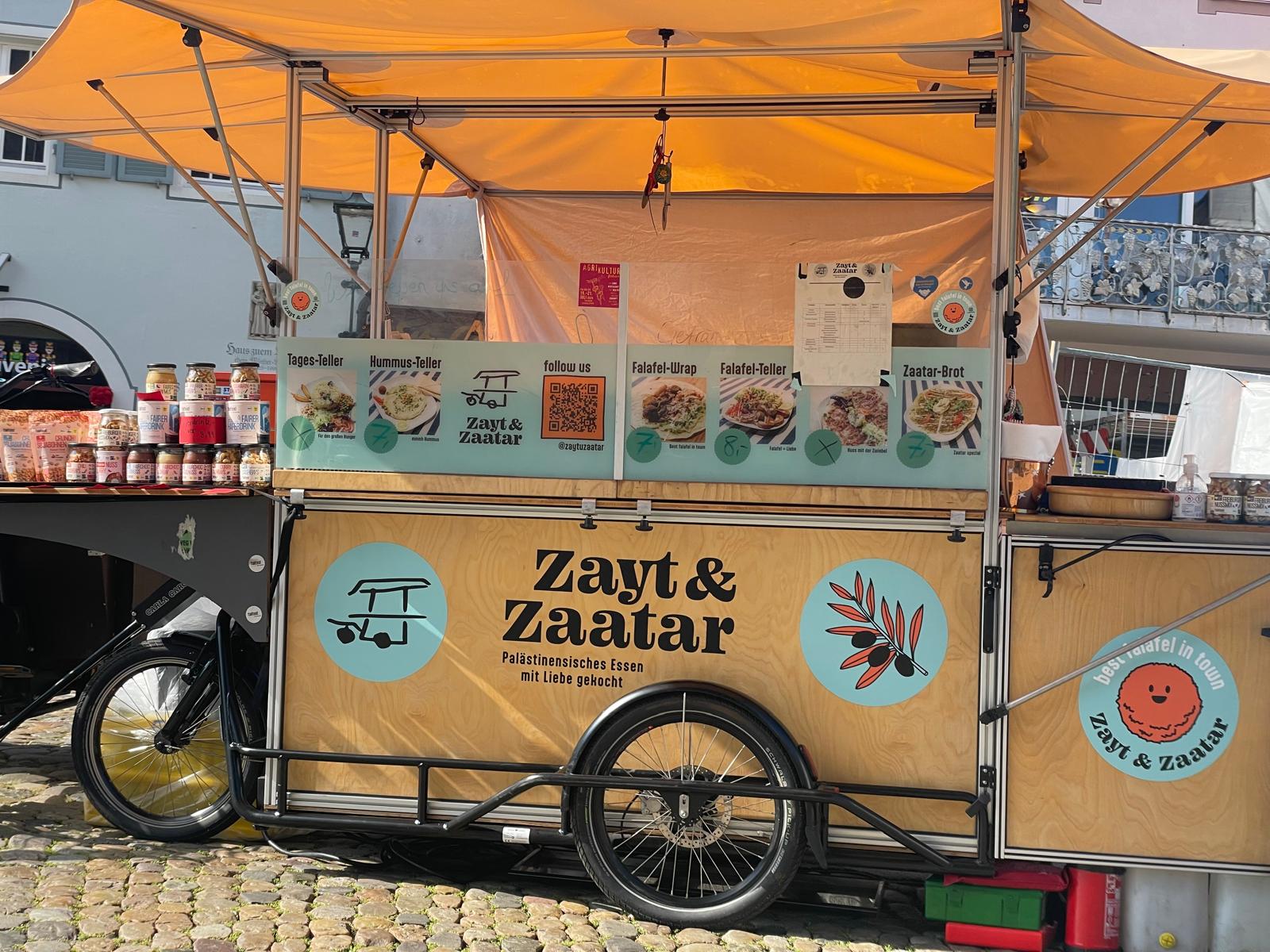 Zayt & Zaatar Foodbike auf dem Markt mit Menütafel, Produkten und Markenauftritt