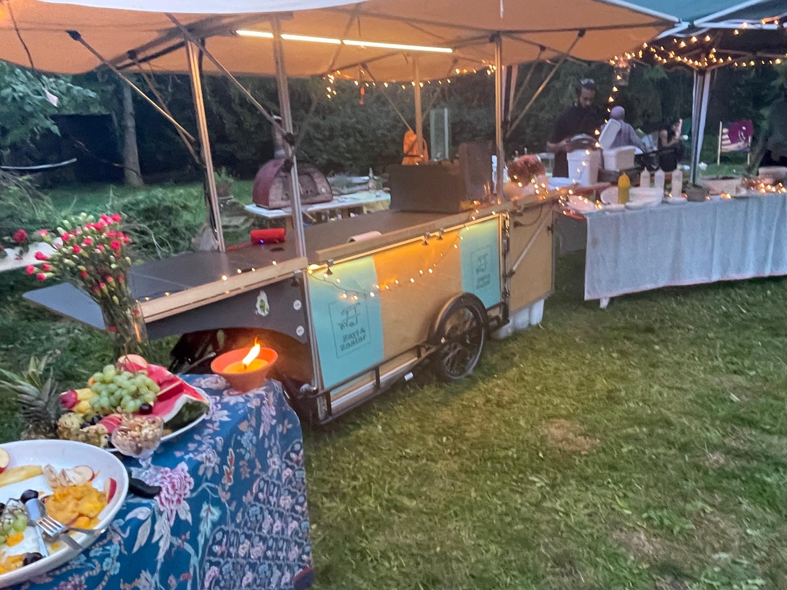 Foodbike mit Lichterketten am Abend bei einem Catering im Garten